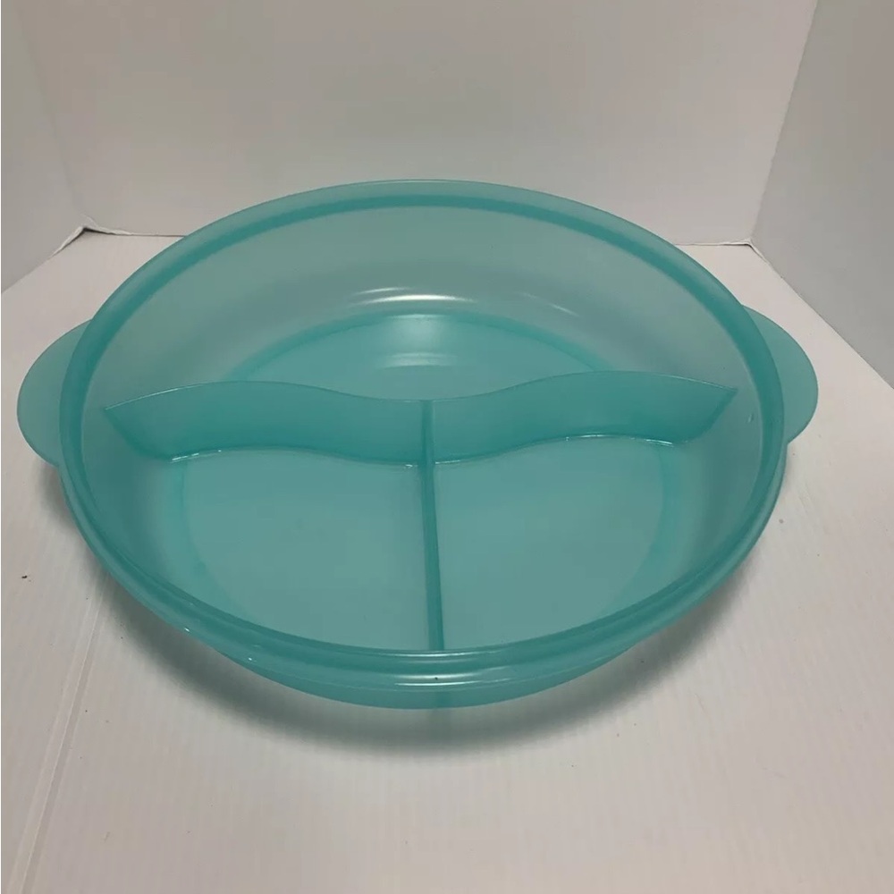 Tupperware Crystal Wave Divided container - Picture 2 of 6